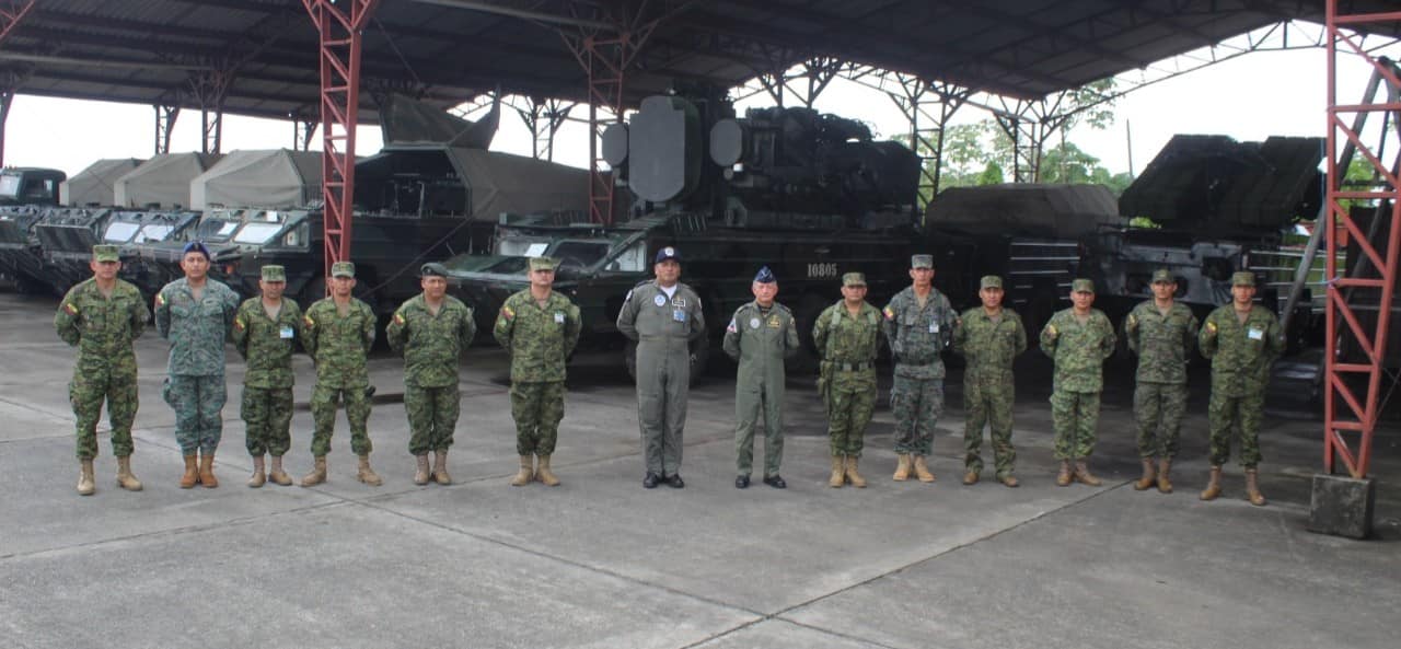 Comandante general FAE visitó el Escuadrón de Defensa Antiaérea OSA-AKM