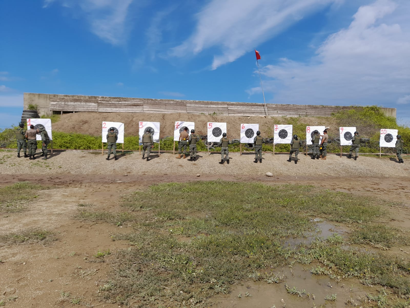 ESMA realiza ejercicio en polígono de tiro Fuerza Aérea Ecuatoriana